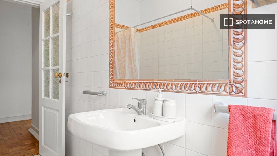 Double room Lisbon, 5 beds — photo 16