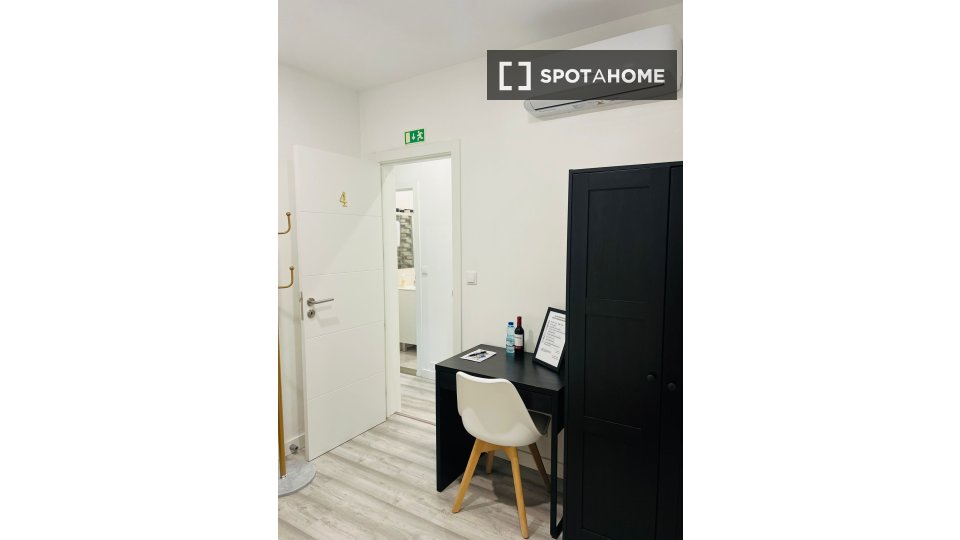 Double room Lisbon, 6 beds — photo 12