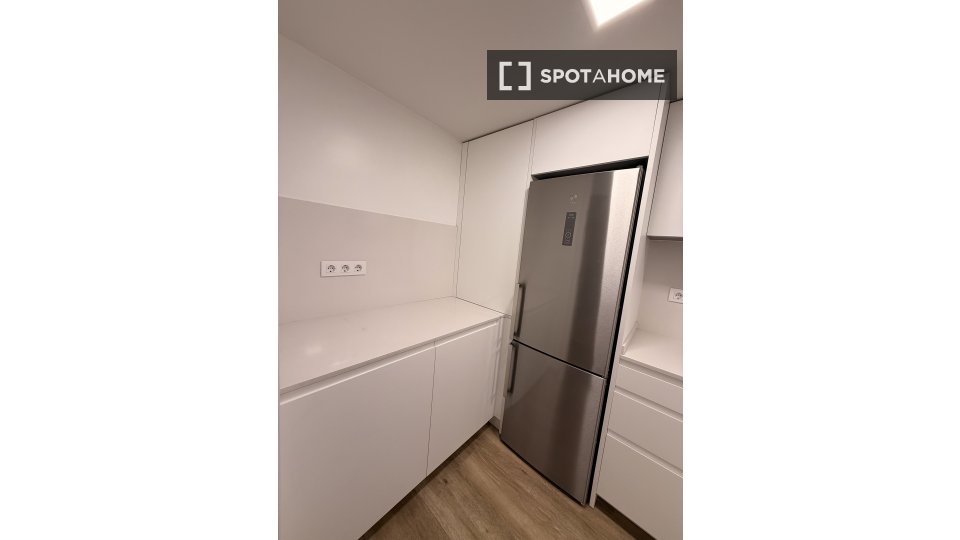 Double room Barcelona, 3 beds, 80m² — photo 11