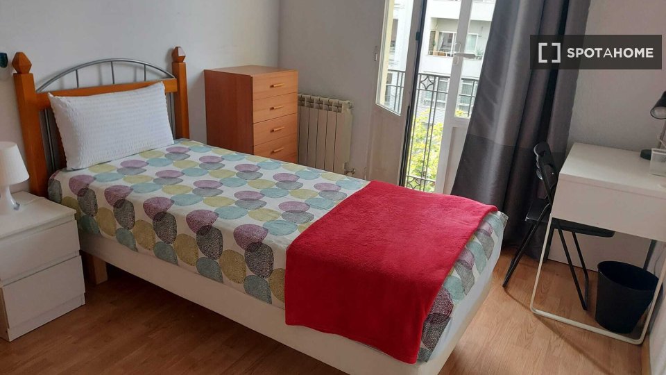 Habitación en piso compartido en Almagro, Madrid.
