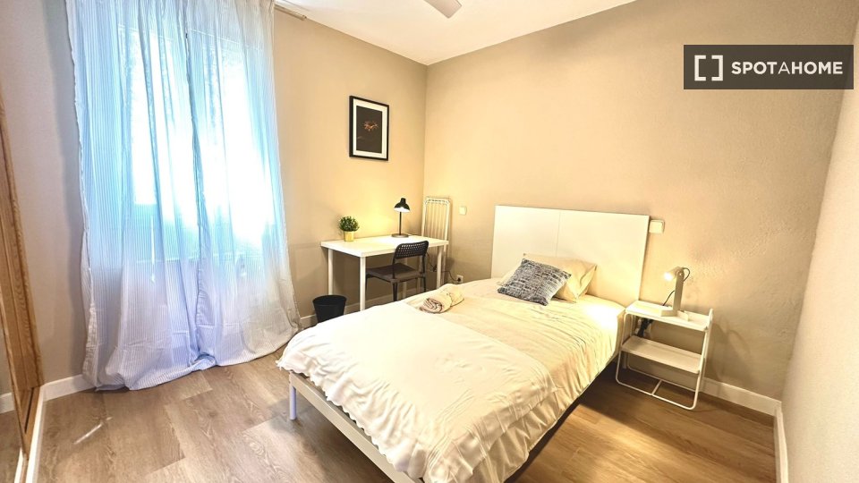 Double room Madrid, 3 beds — photo 8