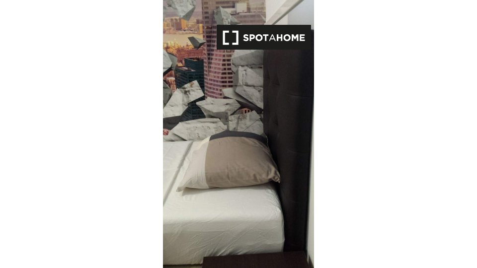 Double room Madrid, 3 beds, 68m² — photo 3