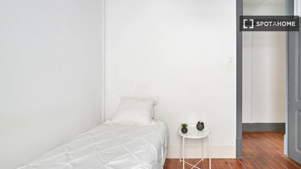 Double room Lisbon, 6 beds — photo 12