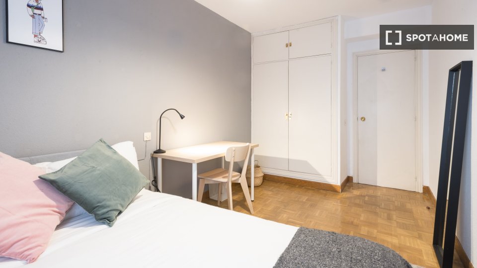 Double room Madrid, 5 beds, 175m² — photo 2