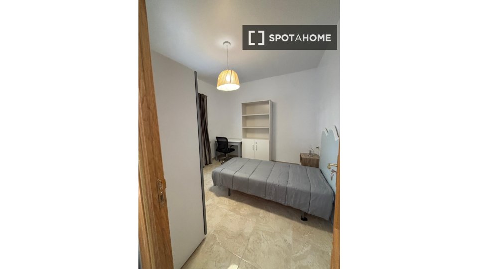 Double room Almeria, 5 beds — photo 1