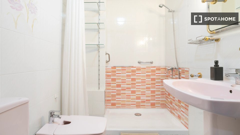 Double room Alicante, 3 beds — photo 16