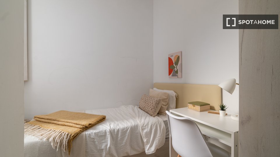 Double room Barcelona, 7 beds, 121m² — photo 6