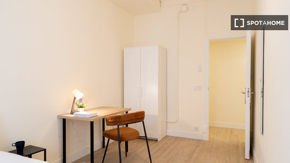Double room Madrid, 9 beds — photo 17