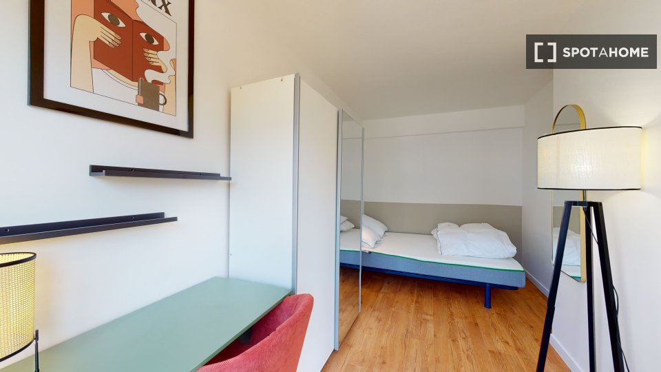 Appartamento condiviso a Courbevoie: appartamento di 104m² - en París