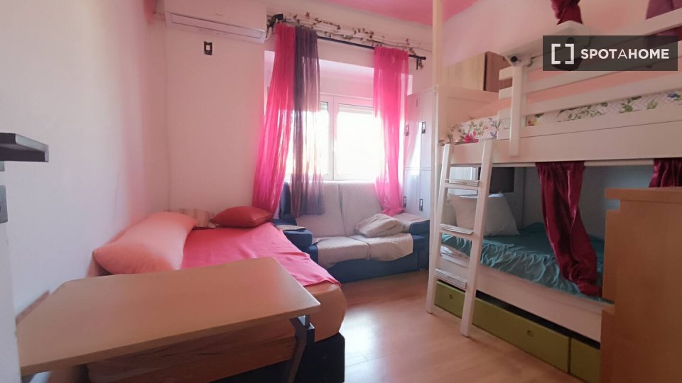 Double room Lisbon, 3 beds, 90m² — photo 80