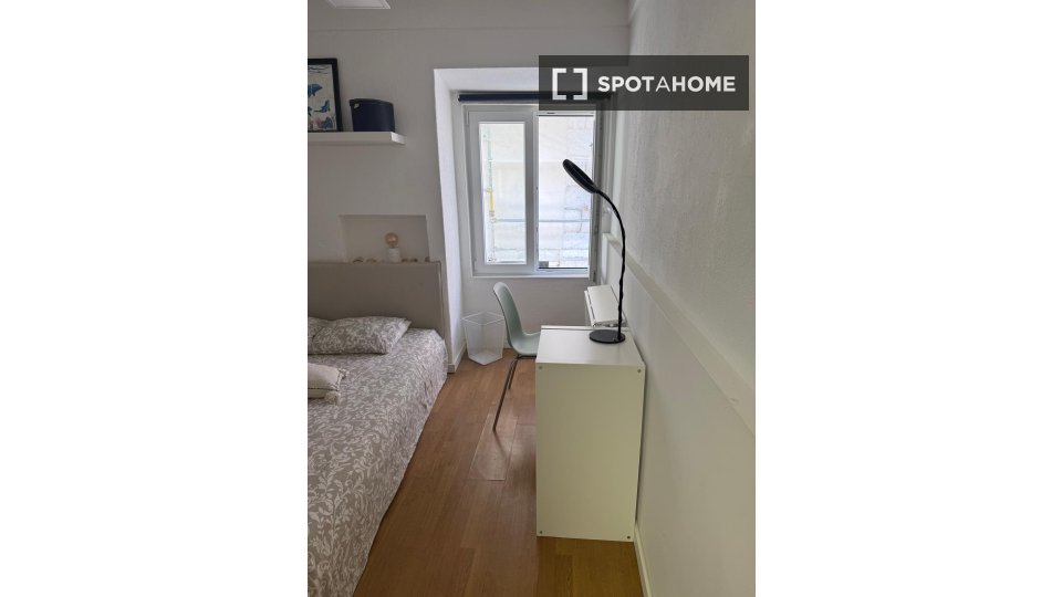Double room Lisbon, 3 beds — photo 14