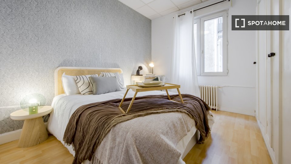 Stanza in un appartamento condiviso con 8 camere da letto in affitto a Ríos Rosas - en Madrid