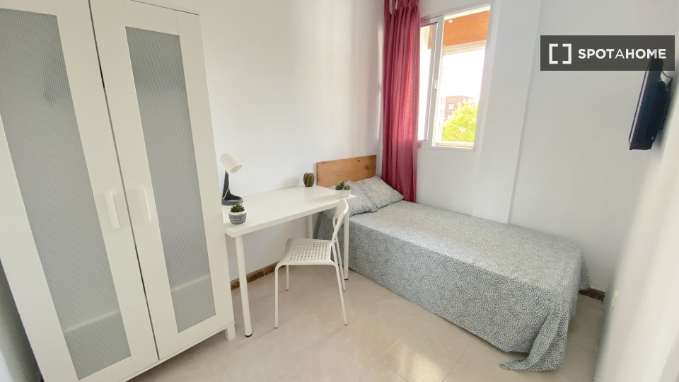 Habitación en piso compartido en alquiler en Villegas, Sevilla.