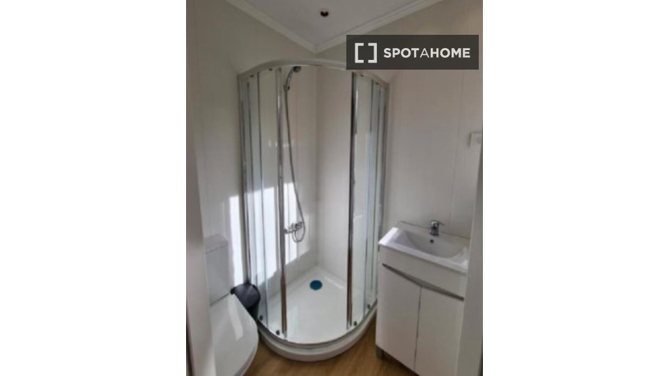 Double room Lisbon, 3 beds, 40m² — photo 9