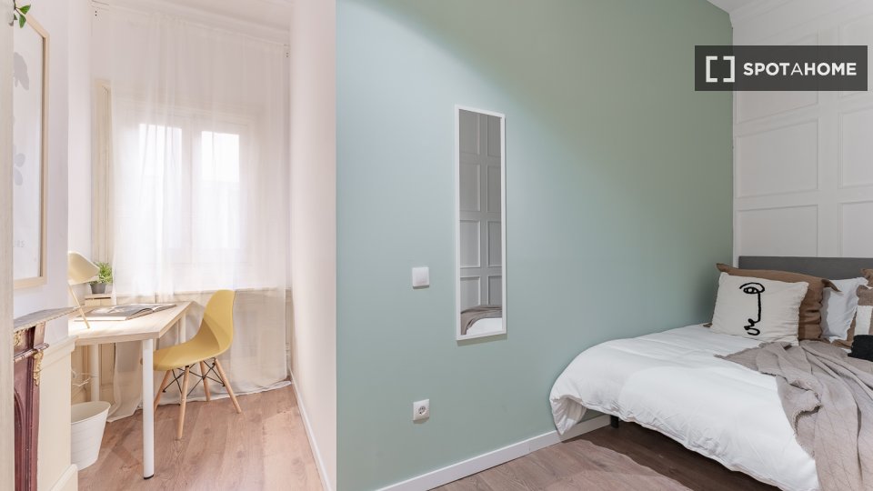 Double room Madrid, 10 beds, 173m² — photo 54