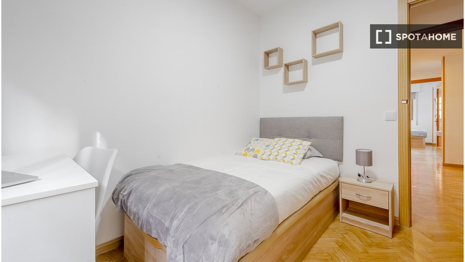 Double room Madrid, 5 beds, 110m² — photo 1