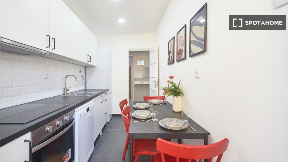 Double room Lisbon, 4 beds — photo 17