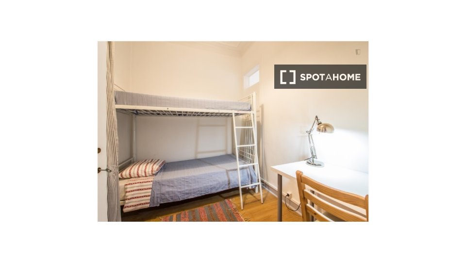 Double room Lisbon, 3 beds, 70m² — photo 2