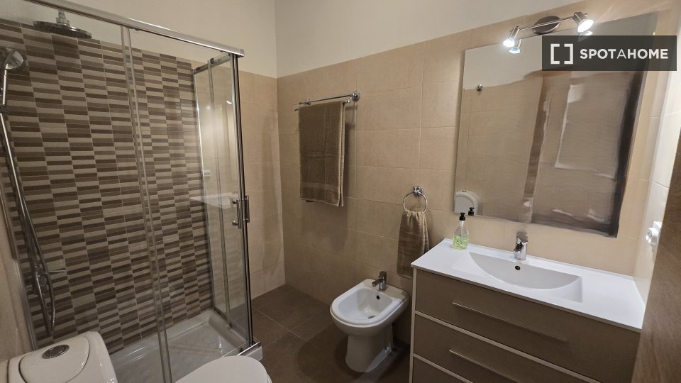 Double room Lisbon, 5 beds, 130m² — photo 8