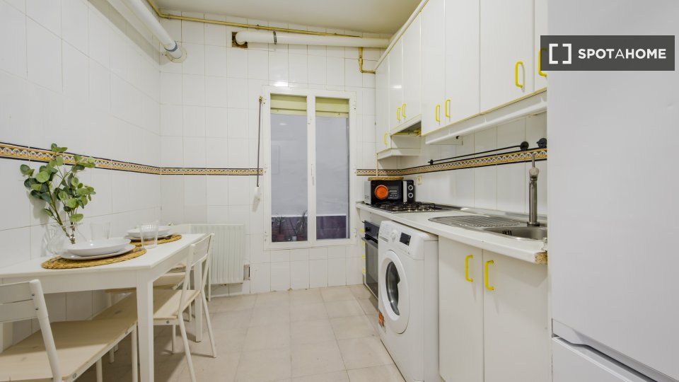 Double room Madrid, 5 beds, 130m² — photo 15