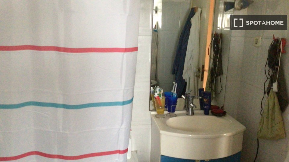 Double room Lisbon, 2 beds — photo 10