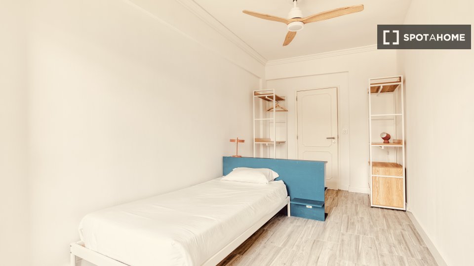 Double room Lisbon, 5 beds — photo 11