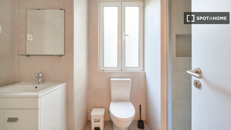 Double room Lisbon, 5 beds — photo 4
