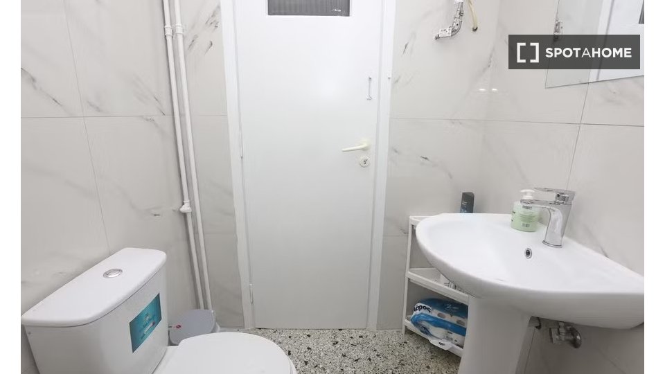 Double room Athens, 5 beds — photo 16