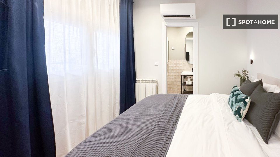 Double room Madrid, 5 beds, 100m² — photo 4