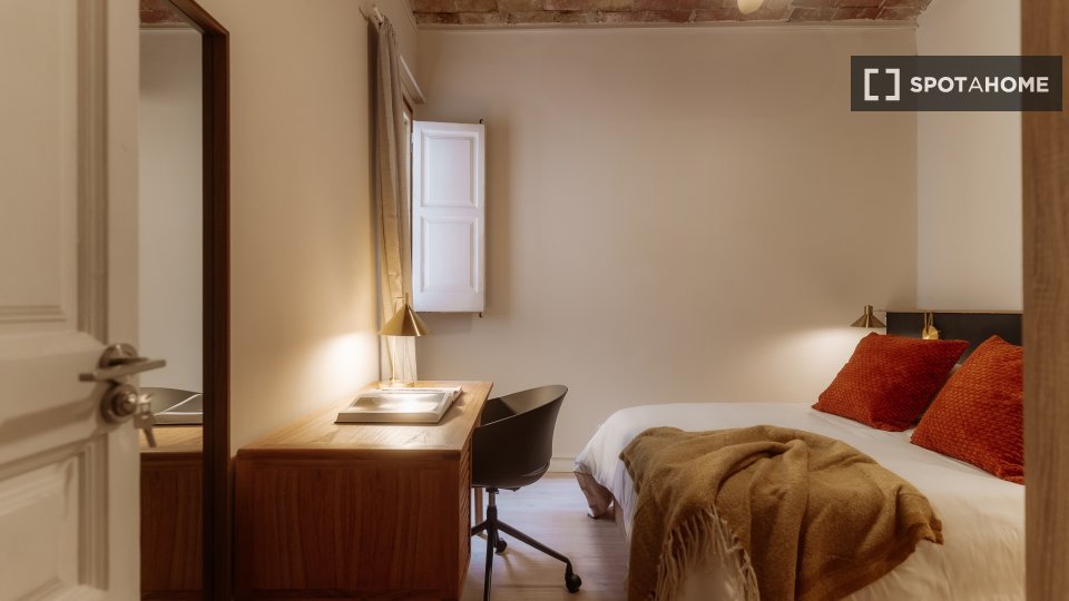 Double room Barcelona, 3 beds, 90m² — photo 2