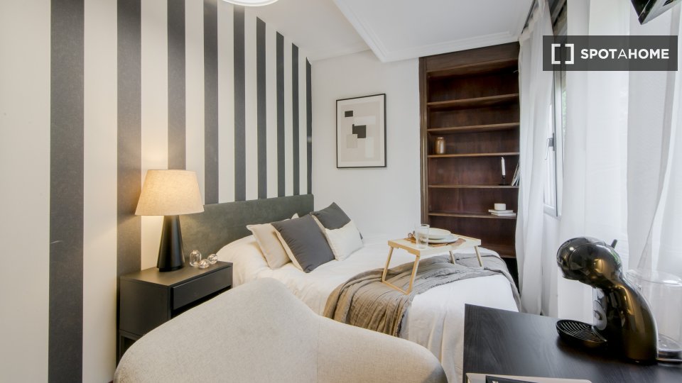 Double room Madrid, 6 beds, 100m² — photo 12