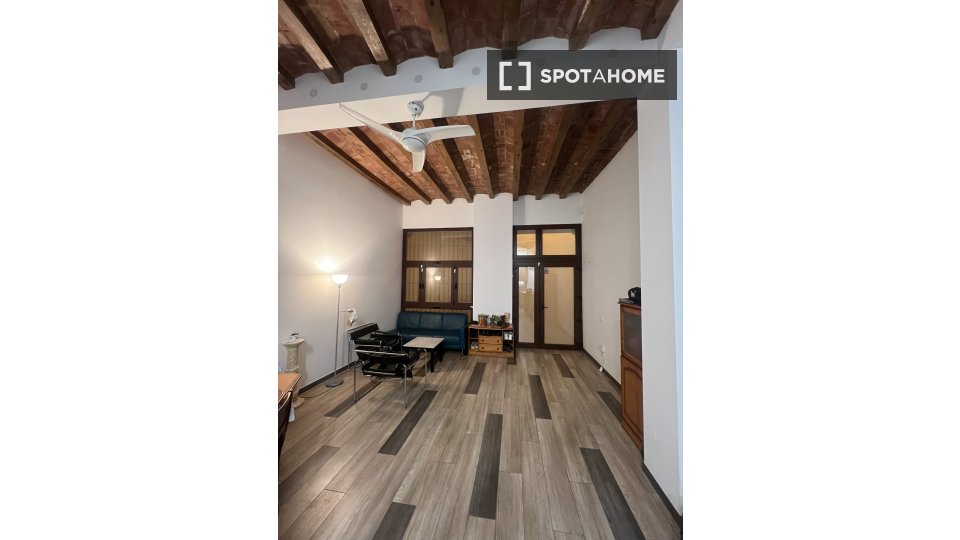 Double room Barcelona, 3 beds, 80m² — photo 9
