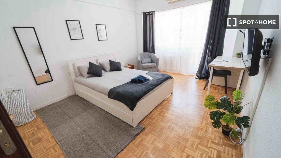 Double room Madrid, 3 beds — photo 16