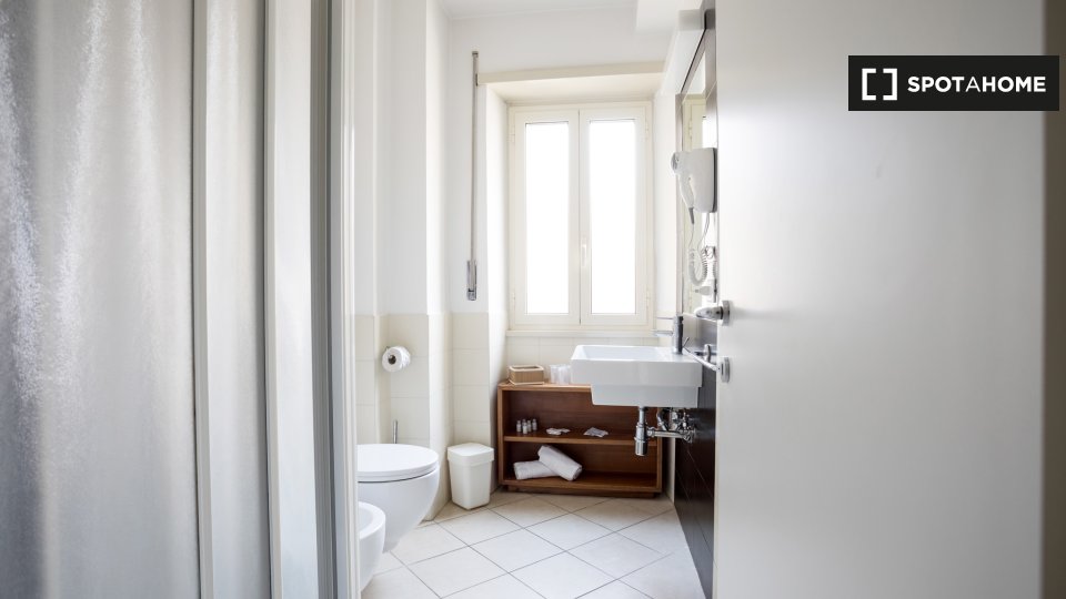 Double room Rome, 3 beds — photo 7