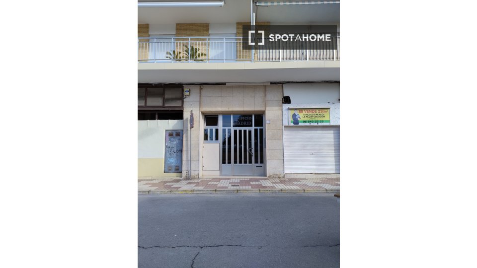 Apartment Alicante, 4 beds, 100m² — photo 11