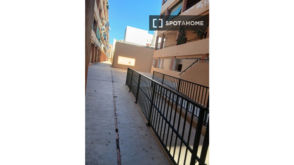 Double room Valencia, 3 beds, 120m² — photo 18