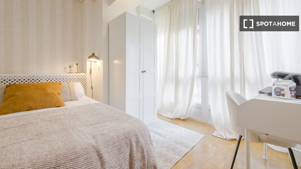 Double room Madrid, 5 beds, 125m² — photo 5