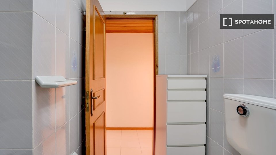 Apartment Lisbon, 2 beds, 69m² — photo 12