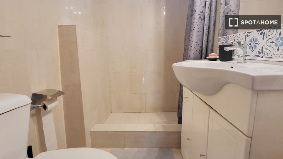 Apartment Lisbon, 2 beds, 53m² — photo 5