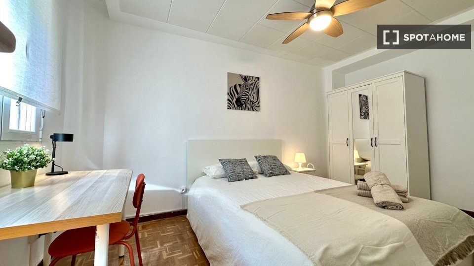 Double room Madrid, 3 beds — photo 11