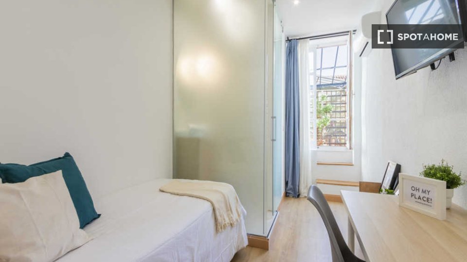 Double room Madrid, 3 beds — photo 21