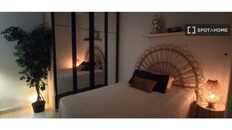 Double room Barcelona, 3 beds, 74m² — photo 1