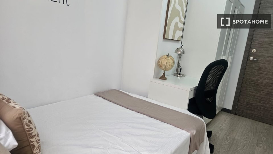 Double room Alcala_De_Henares, 4 beds — photo 21