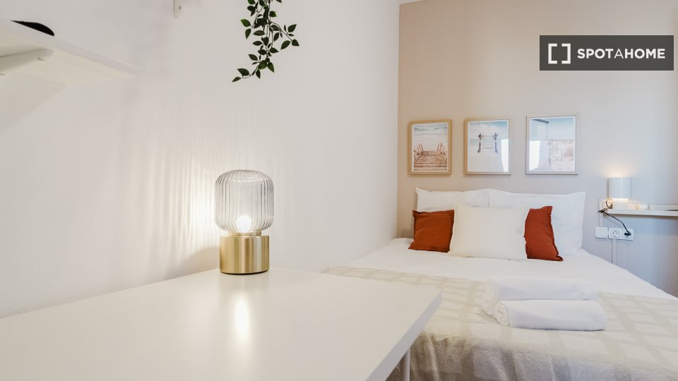 Double room Barcelona, 3 beds, 62m² — photo 3