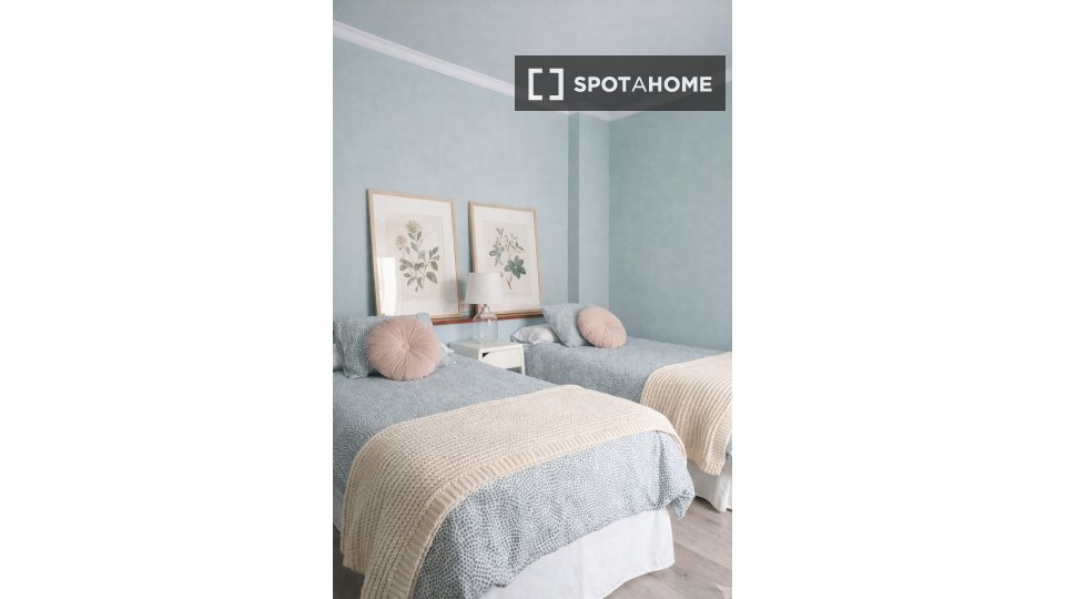 Double room Valencia, 3 beds, 160m² — photo 1