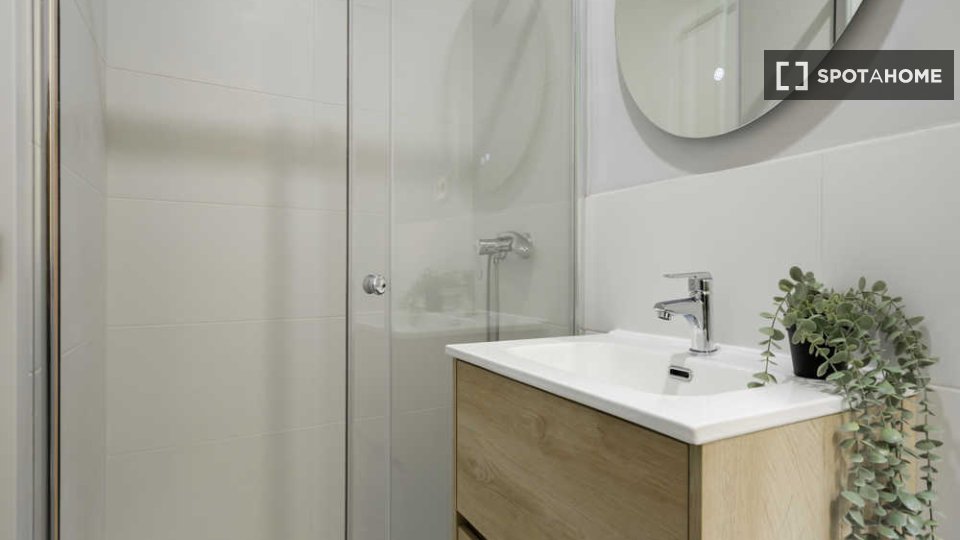 Double room Madrid, 4 beds — photo 26