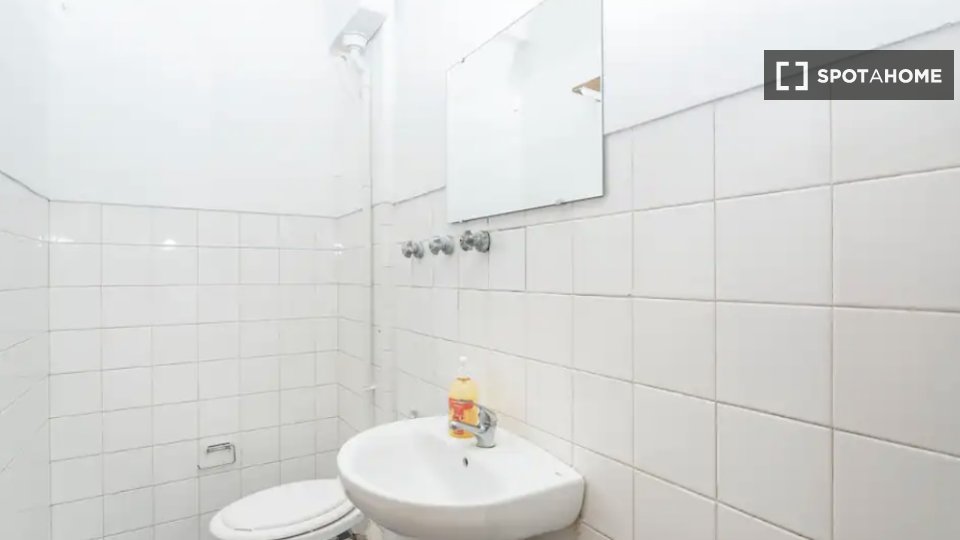 Double room Lisbon, 4 beds, 15m² — photo 3