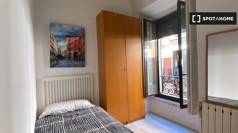 Double room Madrid, 7 beds, 120m² — photo 1