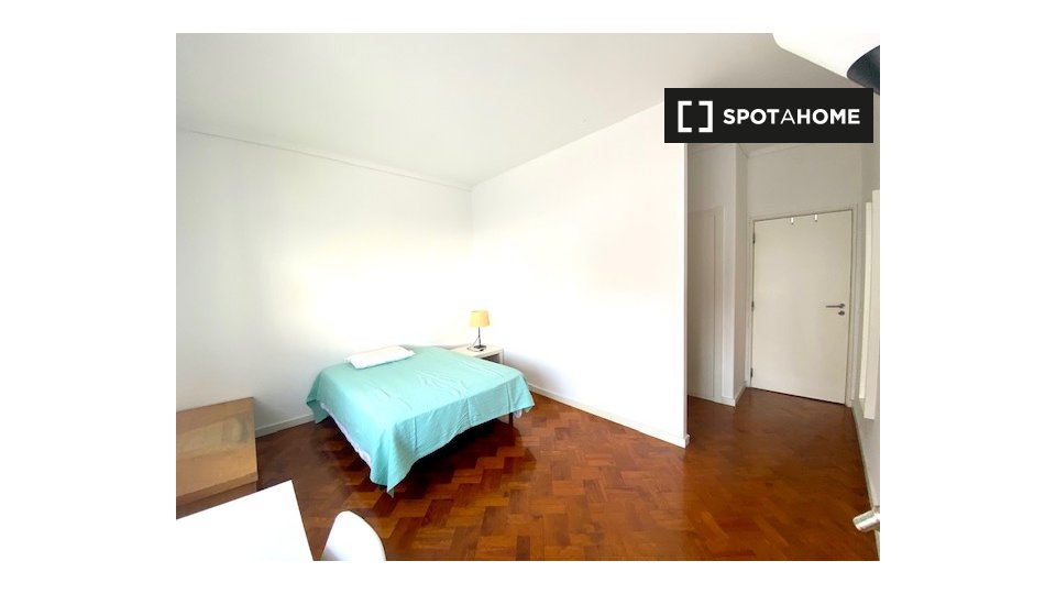 Double room Lisbon, 3 beds — photo 3