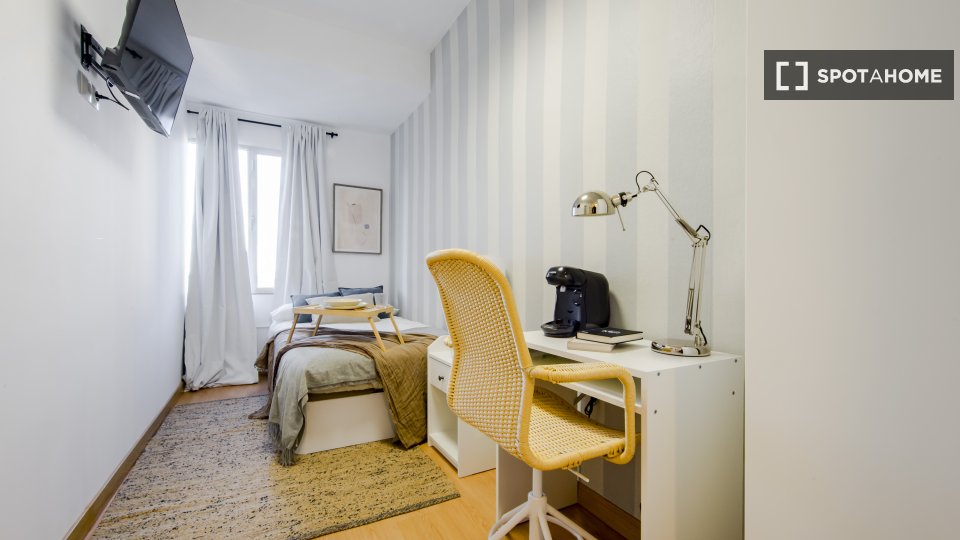 Stanza in un appartamento condiviso con 6 camere da letto in affitto a Castilla. - a Madrid